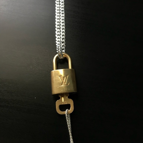 Silver Chain With Louis Vuitton Lock - Picture 6 of 11